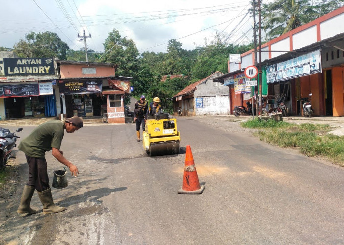 Jalan Berlubang dan Amblas Mendesak Ditangani