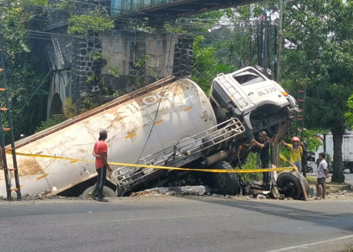 Hantam Trotoar dan Pondasi Jembatan, Truk Tangki Terjun ke Irigasi di Banjarnegara