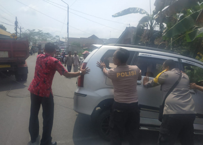 Dua Mobil Bersenggolan, Satu Masuk ke Kebun Warga di Karangmoncol