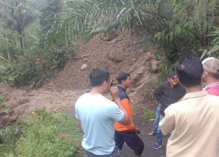 Tebing Longsor Tutup Akses Jalan Warga di Purbalingga
