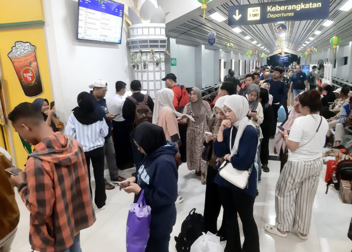Antrean Refund Tiket Mengular di Stasiun Purwokerto, Perjalanan KA Terganggu Imbas Bangunkarta Anjlok