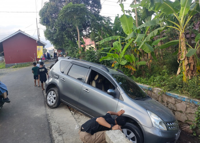 Panik Hindari Sepeda Motor, Grand Livina Masuk Saluran Irigasi di Grecol Purbalingga