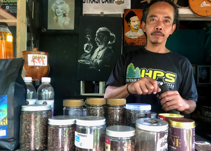 Merawat Literasi di Tengah Hutan, Dari Cangkir Kopi Kuat Waluyo