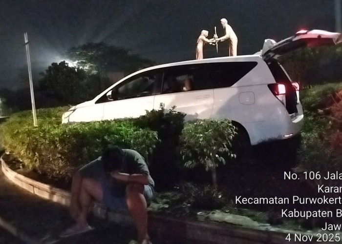 Innova Tabrak Taman Bundaran Andhang, Diduga Pengemudi Mabuk dan Mengantuk