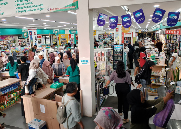 Warga Purwokerto Serbu Toko Perlengkapan Sekolah, Penjualan Naik Jelang Hari Pertama Masuk Kelas