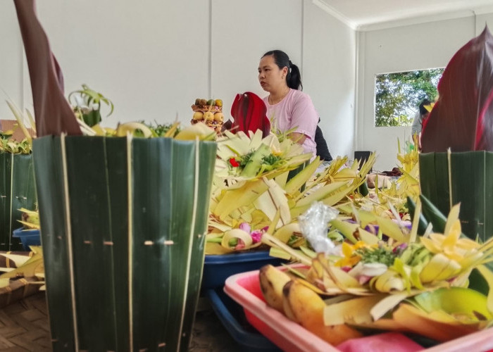 Umat Hindu Klinting Banyumas Sambut Galungan, Sesaji dan Hiasan Pura Mulai Disiapkan