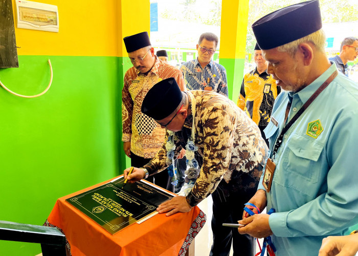 Kakanwil Kemenag Jateng Resmikan Ruang Kelas Baru MTsN 3 Cilacap