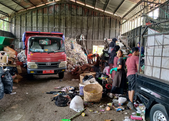 Volume Sampah Dua Ton Per Hari, Hanggar Sampah Desa Pasir Kulon, Kecamatan Karanglewas, Dibantu Mesin Gibrik