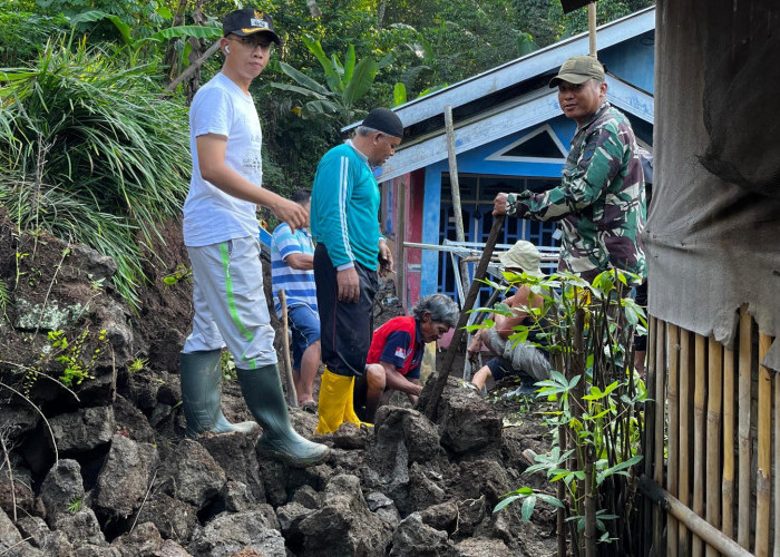Hujan Deras, Talud Longsor Timpa Rumah Warga di Desa Serayu Larangan