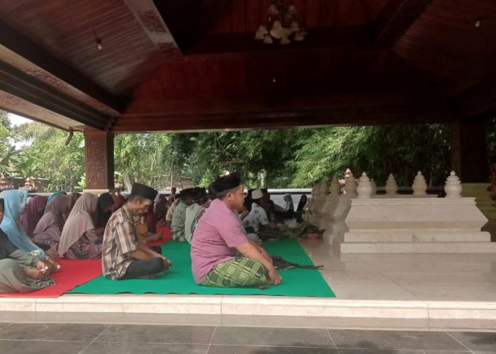 Ratusan Warga Ikuti Tradisi Nyadran di Makam Adipati Wirasaba 