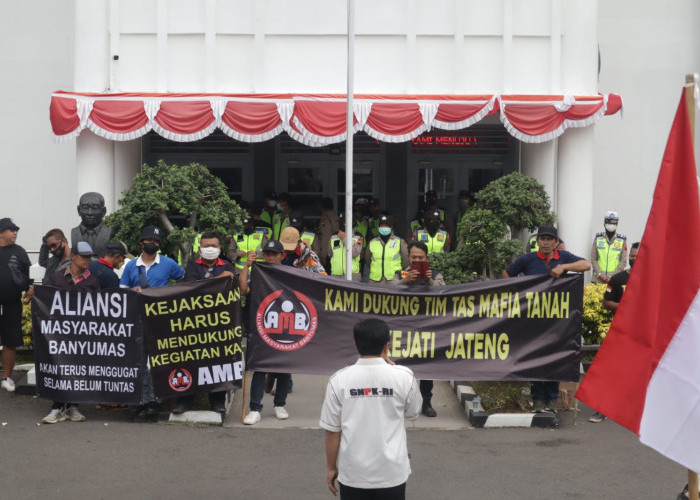 Puluhan Massa Geruduk Kejaksaan Negeri Purwokerto