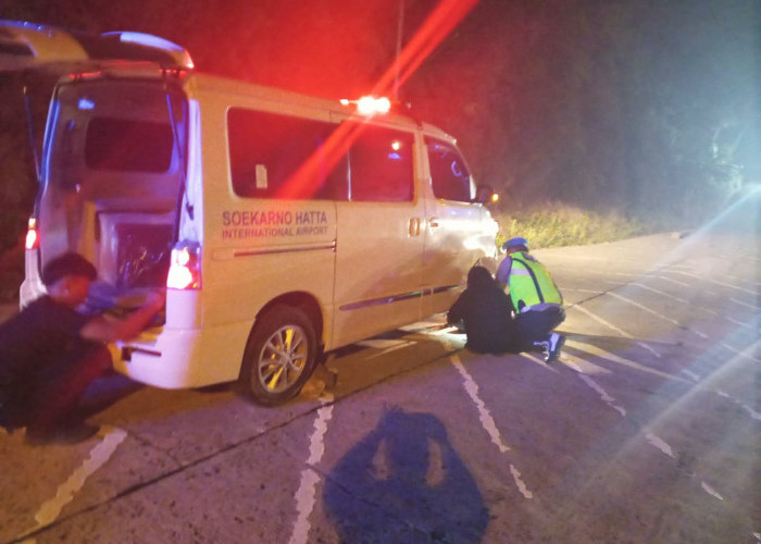 Tak Kenal Jalur, Ambulans Bawa Jenazah Masuk Parit dan Tabrak Batu di Bayeman