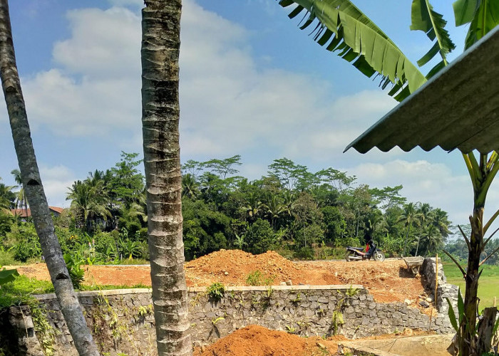 Kerap Ambrol, Pemdes Banjarsari Bangun Tanggul di Lokasi Rencana Pembangunan Masjid