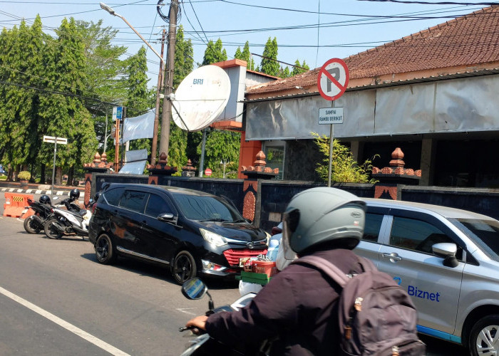 Jukir Resmi Diduga Arahkan Kendaraan Parkir di Zona Larangan di Purbalingga