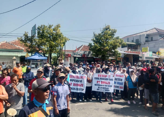 Warga Donan Cilacap Datangi DPRD Cilacap, Minta Operasional Pabrik Pengolahan Udang Dihentikan