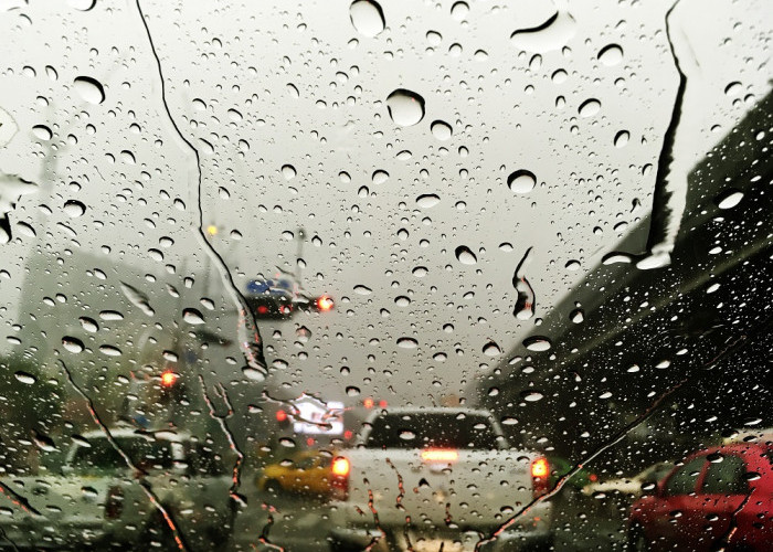 Berkendara Saat Hujan, Ini Tips Hindari 'Aquaplaning' 