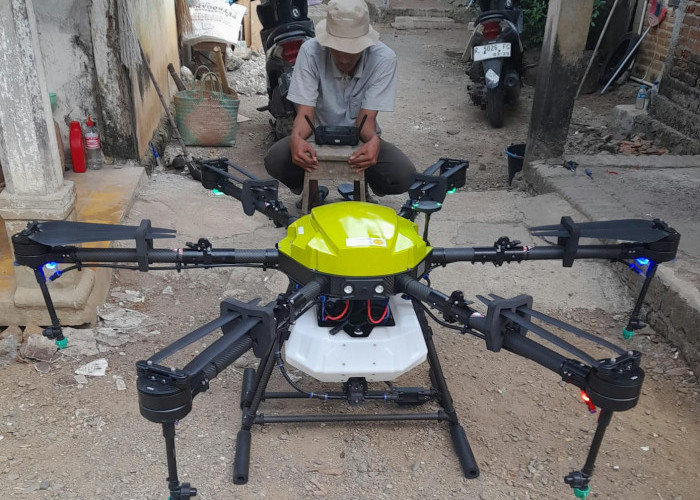 Drone Pertanian Siap Terbang di Sumpiuh, Operator Bersertifikat Banyumas Awali Penyemprotan Padi