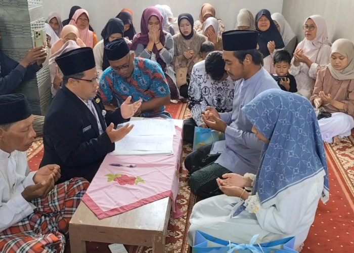 Pernikahan di Tengah Duka, Pasangan Korban Longsor Situkung Tetap Menikah di Masjid Desa
