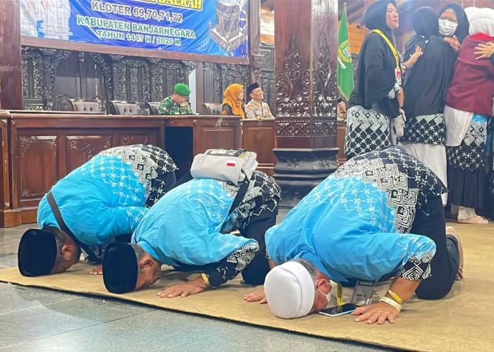 Sujud Syukur dan Pelukan Hangat Iringi Kepulangan 352 Jemaah Haji Banjarnegara