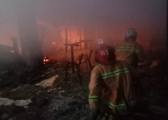 Diduga Akibat Kebocoran Gas, 'Rocket Chicken' di Karangpucung Terbakar