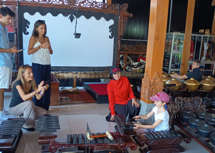 Turis Perancis Belajar Gamelan di Banyumas, Oemah Gamelan Tingkatkan Layanan Wisata Budaya