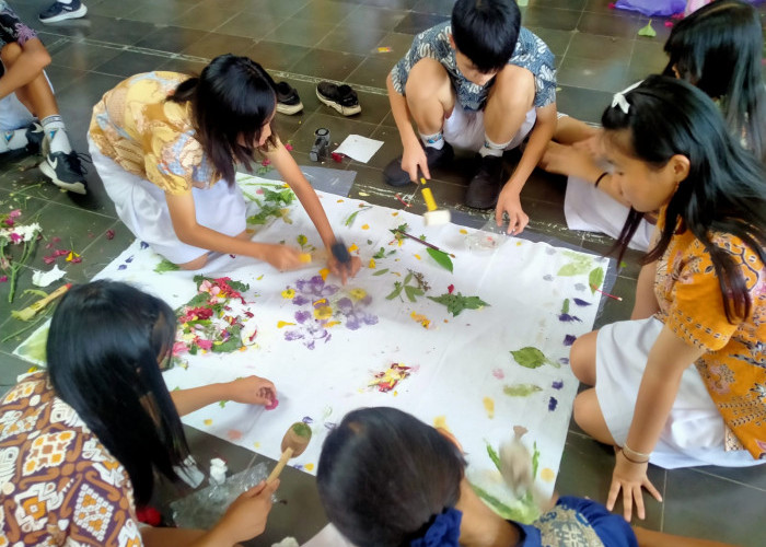 Daun dan Bunga di Sekitar Sekolah Disulap Jadi Motif Kain