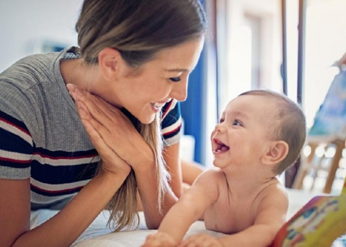 8 Cara Tepat Berkomunikasi dengan Anak sejak Bayi
