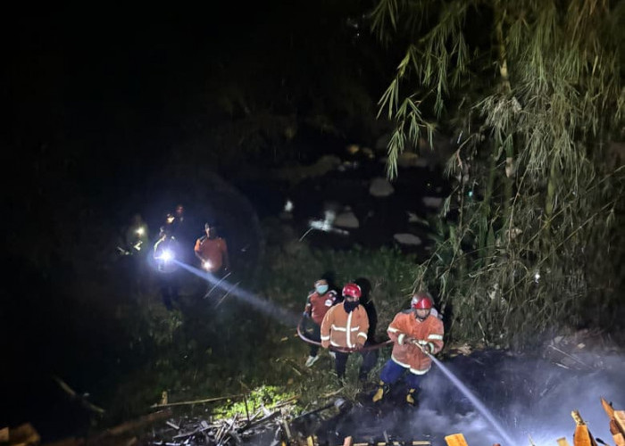 Puntung Rokok Bakar Serbuk Kayu di Kedungbanteng, Api Merambat ke Atap Pabrik
