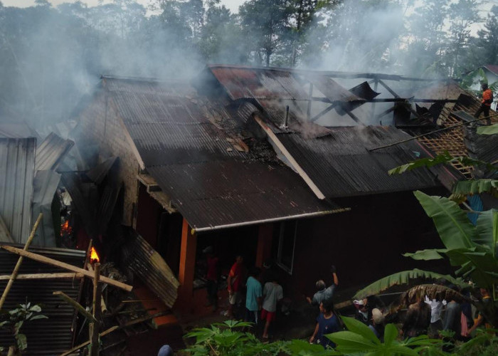 Diduga Lupa Matikan Tungku, Dua Rumah di Desa Siwarak Purbalingga Ludes Terbakar