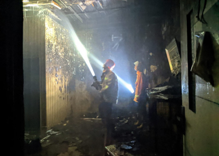 Tempat Karaoke di Nusawungu Cilacap Terbakar