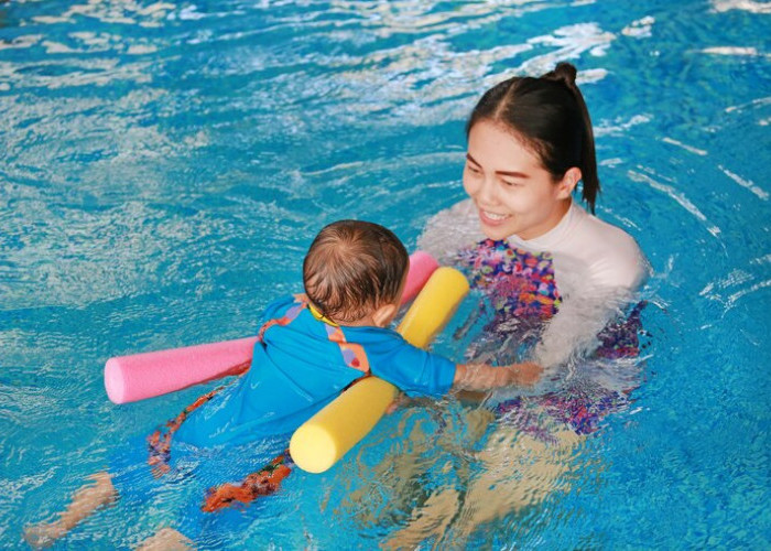 Berenang dengan Anak? Ikuti Tips Aman Ini agar Liburan Semakin Menyenangkan!