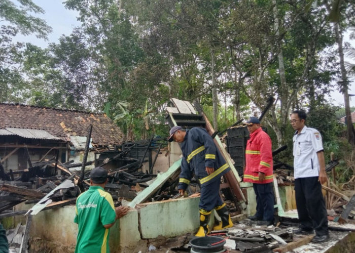 Diduga Korsleting, Rumah Beserta Isinya Ludes Terbakar di Cilacap