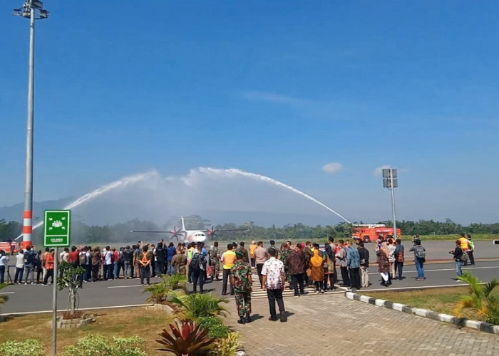 Tiba Pukul 09.59, ATR Wings Air Diguyur Semprotan Air Pemadam Kebakaran