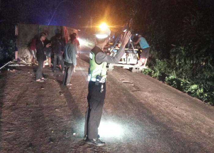 Truk Boks Terguling Melintang di Jalur Purbalingga–Pemalang, Arus Lalu Lintas di Bayeman Sempat Tersendat
