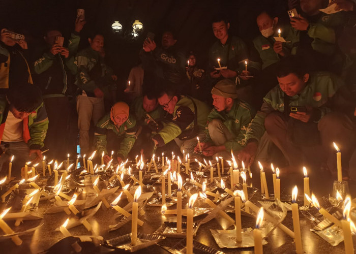 Lilin Menyala, Driver Ojol Banjarnegara Gelar Aksi Damai Mengenang Rekan Sejawat