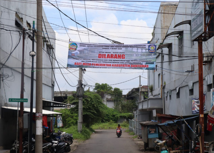 Spanduk Larangan di Kebondalem Dipasang, Soal Penggunaan Aset di Kompleks eks Pertokoan 