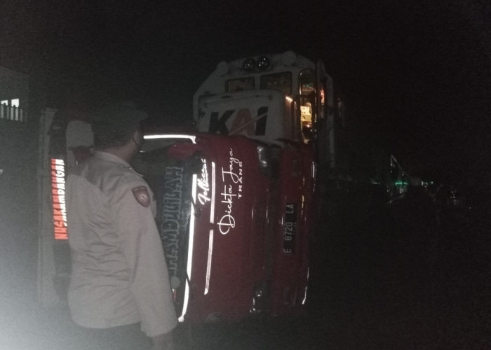 Truk Pengangkut Pupuk Tertabrak Kereta di Kawunganten Cilacap