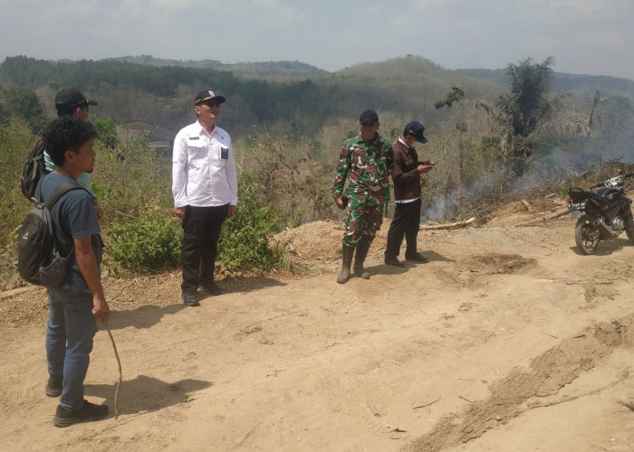 Kebakaran Lahan di Gunungtelu, Petugas Waspadai Sisa Api Tebangan Pinus