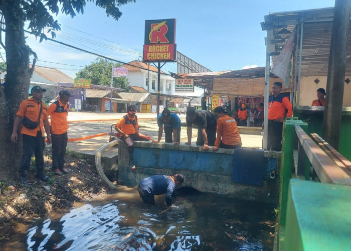 Tim Gabungan Bersihkan Drainase Ambal 