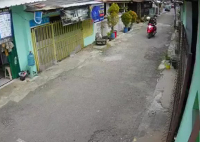 Terekam CCTV, 2 Lelaki Nekat Curi Helm di Komplek Perumahan Puri Indah Purwokerto Selatan 
