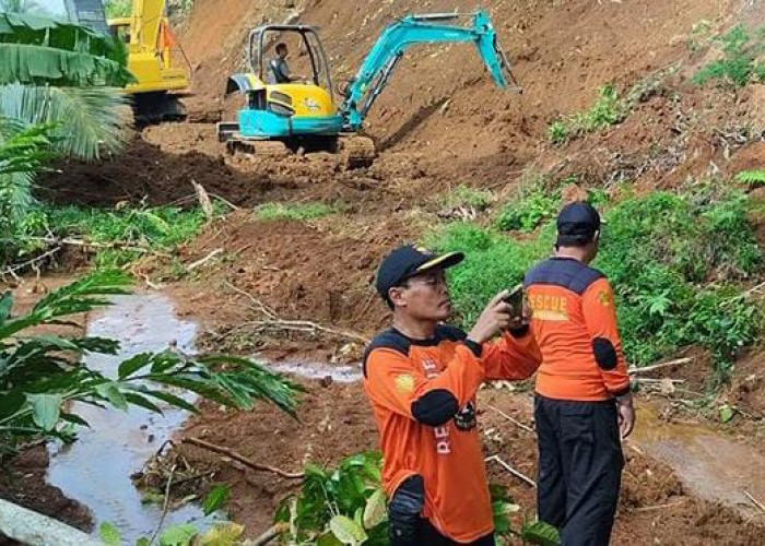 Dua Alat Berat Dikerahkan,  Penanganan Longsor di Banjarsari Wetan