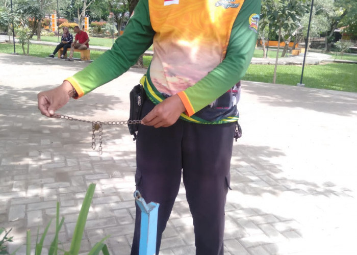 Rantai Portal Taman Kota Sumpiuh Dirusak