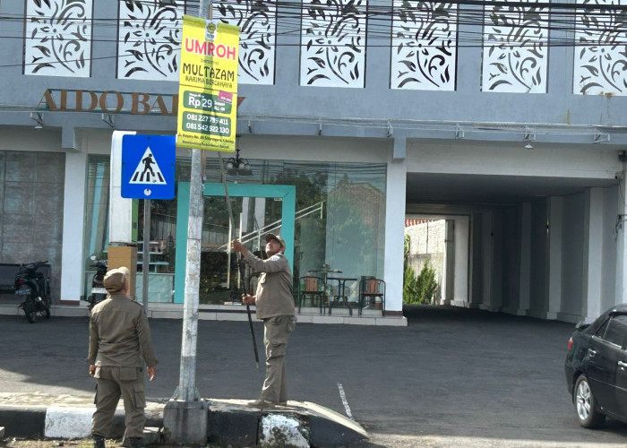 Langgar Aturan, Satpol PP Kabupaten Cilacap Copot Puluhan Spanduk