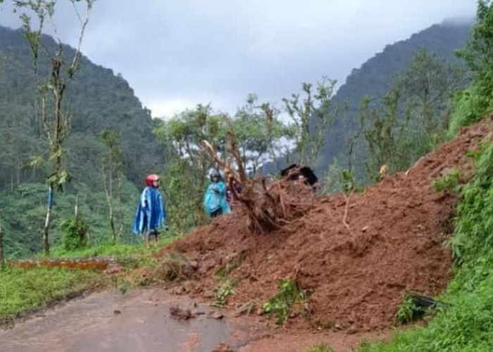 Tanah Longsor Kembali Terjadi di Desa Sirau, Akses Jalan Utama Penghubung Antar Desa Tertutup