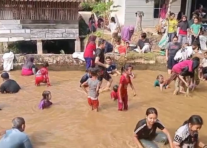 Serunya Parak Iwak, Warga Banjarnegara Rayakan HUT RI dengan Cara Unik