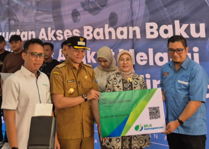 Lindung Pelaku IKM Logam, Bupati Purbalingga Serahkan Simbolis Kepesertaan BPJS Ketenagakerjaan