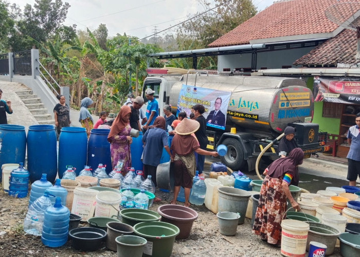 HUT Partai NasDem ke-15, Sugeng Suparwoto Salurkan Air Bersih di Banyumas dan Cilacap