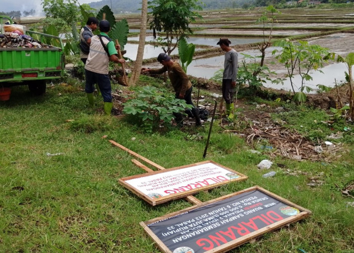 Banyak Titik Sampah Liar di Jalur Kebasen, UPKP dan Aparat Datangi Warga
