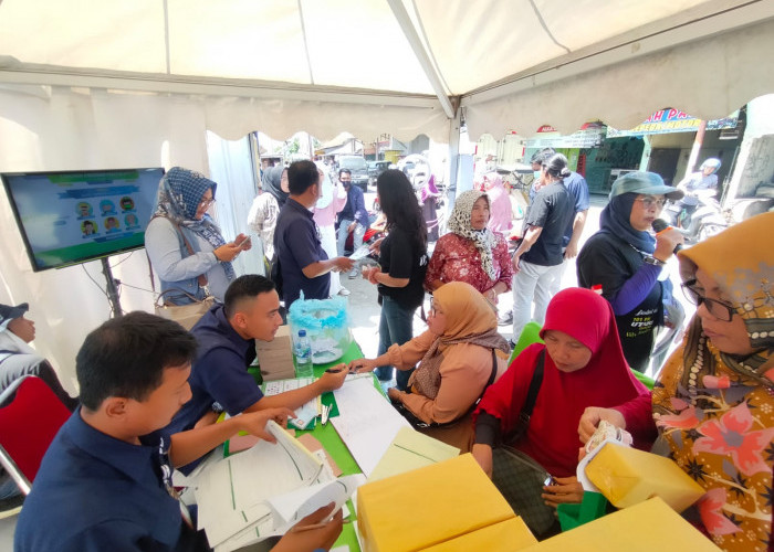 BPJS Ketenagakerjaan Cilacap Sosialisasi Aktivasi Pasar Kerja Keras Bebas Cemas Bersama Radio di Pasar Adipala