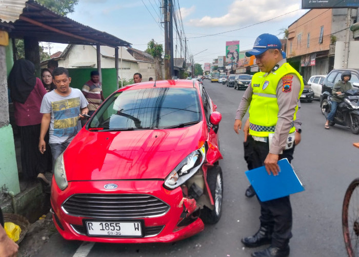 Brio Tabrak Mobil Parkir di Purwokerto, Diduga Sopir Kurang Konsentrasi
